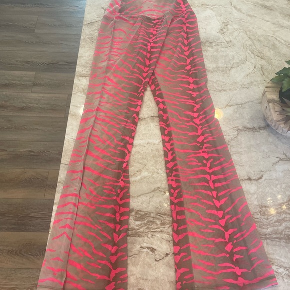 Beach bunny cover up. - Picture 5 of 14